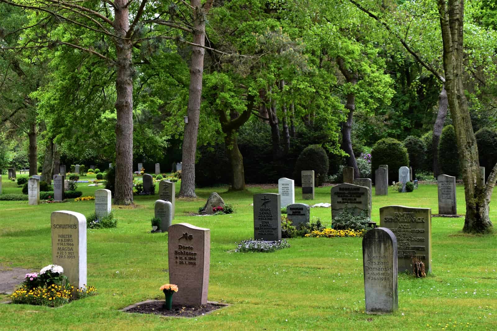 what-is-the-largest-cemetery-in-the-world-largestandbiggest