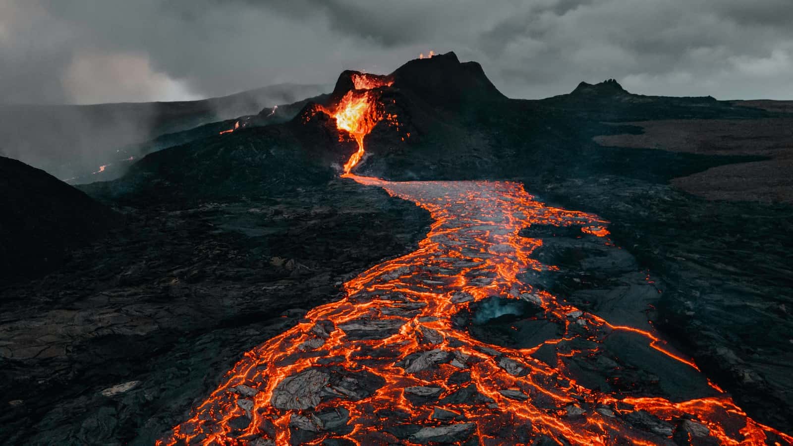 what is the largest fresh water volcanic island in the world?